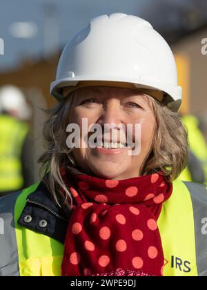 Edinburgh, 6. März 2024. Patrick Harvie, Minister der schottischen Regierung für CO2-freie Gebäude, besucht gemeinsam mit Jane Meagher, Wohnungsbaukonvenieur der Stadt Edinburgh, die laufenden Arbeiten zur Verbesserung des Wohnraums in Oxgangs, wo der Rat Energieeffizienzmaßnahmen einführt; und in Gilmerton, wo Changeworks Isolierungen und Solarpaneele liefert, um Häuser wärmer zu machen und die Treibstoffkosten zu senken. Der Besuch fand vor der Schließung der Konsultation der schottischen Regierung in Gebäuden am Freitag, den 8. März, statt. Tom Duffin Fotograf Stockfoto