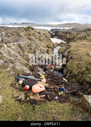 Plastik wurde an Land in Saligo Bay auf Islay, Schottland, Großbritannien gespült. Stockfoto