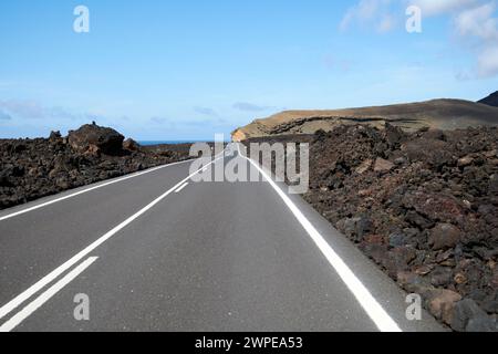 Fahrt auf Straßen durch Lavafelder in der Nähe von El golfo, Lanzarote, Kanarischen Inseln, spanien Stockfoto