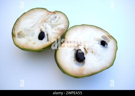 Aufgeteilte reife Cherimoya-Frucht annona cherimola essbar, bekannt als Pudding-Apfel Lanzarote, Kanarische Inseln, spanien Stockfoto