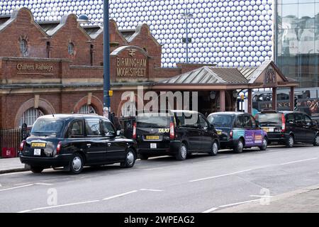 Taxis vor dem Bahnhof Moor Street, Birmingham, West Midlands, England, Großbritannien Stockfoto