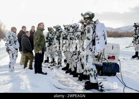 Alta 20240307.Bundesverteidigungsminister Boris Pistoriu begrüßt Soldaten in Alta im Rahmen der Nordischen Reaktion. Über 20.000 norwegische und alliierte Soldaten aus 13 Ländern werden gemeinsam trainieren, um die nordische Region zu verteidigen. Die Soldaten kommen aus Belgien, Kanada, Dänemark, Finnland, Frankreich, Italien, Niederlande, Norwegen, Spanien, Großbritannien, Schweden, Deutschland und die USA. Die norwegische Militärübung „Cold Response“ hat eine lange Geschichte und findet alle zwei Jahre in Nordnorwegen statt. Aufgrund der NATO-Erweiterung mit Finnland und bald Schweden wurde die Übung auf ausgeweitet Stockfoto