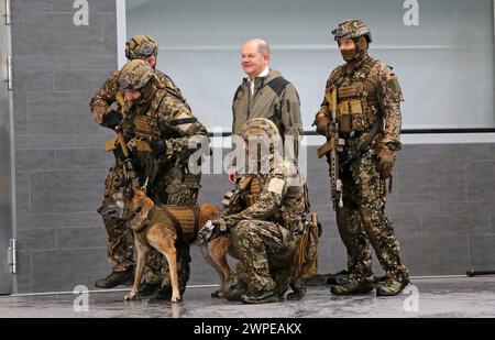Ein Kommandotrupp des Kommandos Spezialkräfte KSK mit Bundeskanzler Olaf Scholz und einem Diensthund in der Schwimmhalle. Besuch Bundeskanzler Olaf Scholz beim Kommando Spezialkräfte KSK am 05. März 2024 in Calw. Calw Baden-Württemberg Deutschland *** Eine Kommandoeinheit des Sondereinsatzkommandos KSK mit Bundeskanzler Olaf Scholz und einem Diensthund im Schwimmbadbesuch von Bundeskanzler Olaf Scholz beim Sondereinsatzkommando KSK am 05. März 2024 in Calw Calw Baden-Württemberg Deutschland Stockfoto