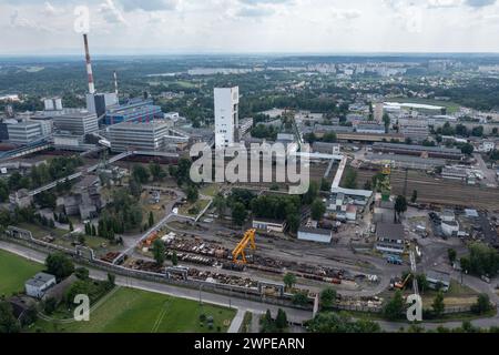 Kohlebergwerk in Jastrzebie-Zdroj und teilweise in Mszana im Wodzislaw County. Drohnenansicht des Kohlebergwerks in Polen. Kohlemine aus der Vogelperspektive gesehen Stockfoto