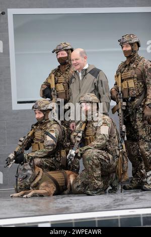 Ein Kommandotrupp des Kommandos Spezialkräfte KSK mit Bundeskanzler Olaf Scholz und einem Diensthund. Hochkant. Besuch Bundeskanzler Olaf Scholz beim Kommando Spezialkräfte KSK am 05. März 2024 in Calw. Calw Baden-Württemberg Deutschland *** Eine Kommandoeinheit des Sondereinsatzkommandos KSK mit Bundeskanzler Olaf Scholz und einem Diensthund hochkarätiger Besuch von Bundeskanzler Olaf Scholz beim Sondereinsatzkommando KSK am 05. März 2024 in Calw Calw Baden-Württemberg Stockfoto