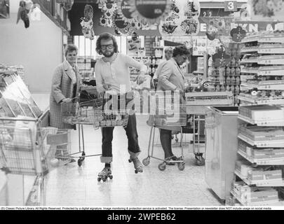 Rollschuhe 1972. Ein Mann auf Rollschuhen wird in einem Supermarkt gesehen, der zusammen mit zwei Damen einkaufen geht. Schweden 1972. Stockfoto