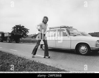 Rollschuhe 1972. Ein Mann auf Rollschuhen auf der Straße. Die typische Jeans mit breiten Beinen aus den 1970er Jahren Schweden 1972. Stockfoto