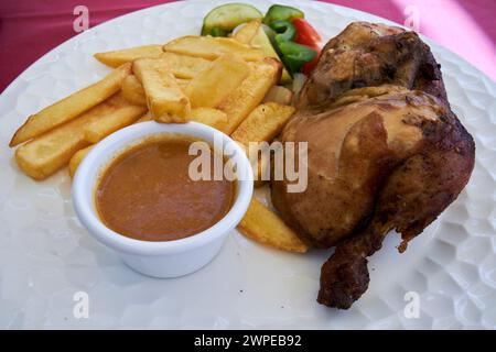 Halbgebratenes Huhn und Pommes frites mit Soße Pollo Asado Costa Teguise, Lanzarote, Kanarische Inseln, spanien Stockfoto