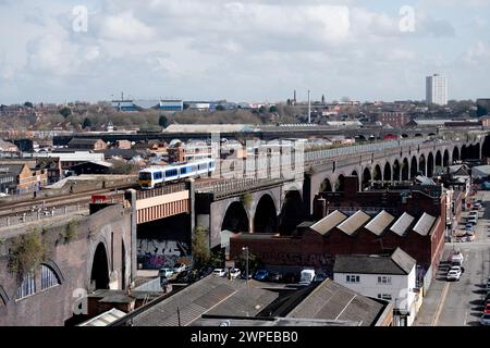 Ein Dieselzug der Baureihe 165 der Chiltern Railways, der den Bahnhof Moor Street in Birmingham, Großbritannien verlässt Stockfoto