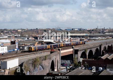 Ein Dieselzug der Baureihe 172 der West Midlands Railway nähert sich dem Bahnhof Moor Street, Birmingham, Großbritannien Stockfoto