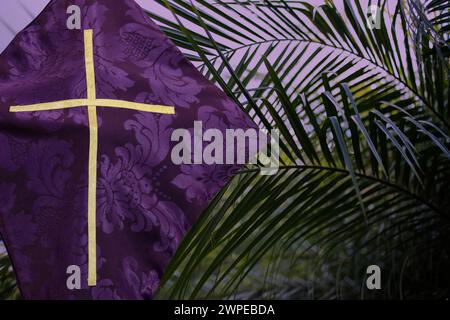 Fastenzeit und Karwoche - heilige Bild mit lila Stoff und Symbol des Kreuzes bedeckt - religiöse Konzept Stockfoto