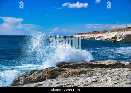 Wellen stürzen auf die weißen Kalksteinfelsen in der Nähe von Governor’s Beach, Bezirk Larnaka, an der Südküste Zyperns Stockfoto