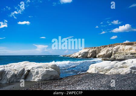 Weiße Kalksteinklippen und ein schwarzer Sandstrand in der Nähe von Governor’s Beach, Bezirk Larnaca, an der Südküste Zyperns Stockfoto