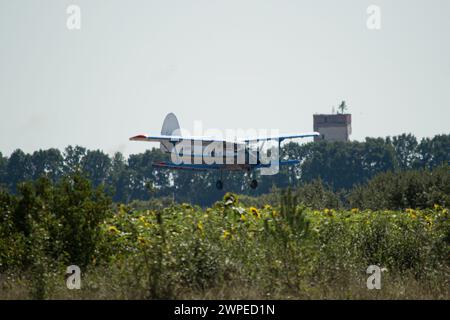 Privatflugzeug Antonov an-2 kommt zur Landung in Schhytomyr Stockfoto