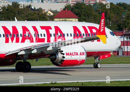 Nahaufnahme einer Billigfluggesellschaft Malta Air Boeing 737 MAX 8-200, die zum Start am Flughafen Lemberg fährt Stockfoto