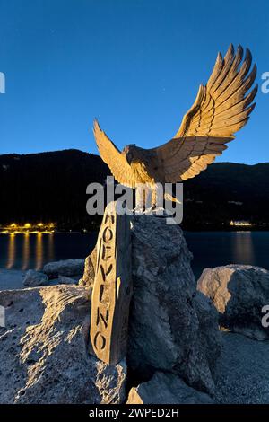 Holzskulptur, die einen Adler am Ufer des Molveno-Sees darstellt. Trentino, Italien. Stockfoto