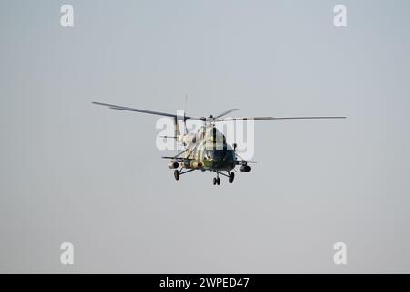 Der ukrainische Militärhubschrauber startet am Abend Stockfoto