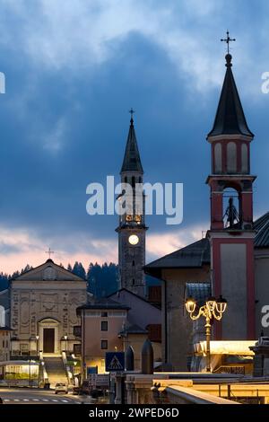 Dorf Gallio: Die Kirche San Bartolomeo und die Kirche Santa Maria delle Grazie. Sieben Gemeinden, Venetien, Italien. Stockfoto