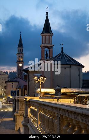 Dorf Gallio: Die Kirche San Bartolomeo und die Kirche Santa Maria delle Grazie. Sieben Gemeinden, Venetien, Italien. Stockfoto