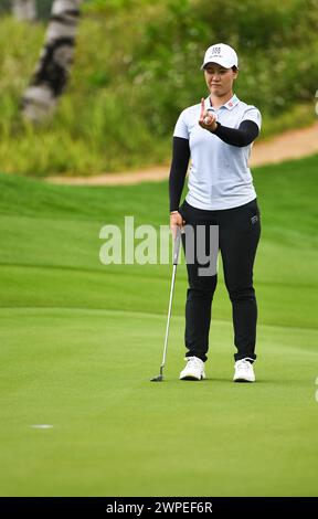 Lingshui, chinesische Provinz Hainan. März 2024. LIN Xiyu aus China stellt einen Schuss während der ersten Runde des Blue Bay LPGA-Golfturniers in Lingshui, südchinesischer Provinz Hainan, am 7. März 2024 auf. Quelle: Yang Guanyu/Xinhua/Alamy Live News Stockfoto