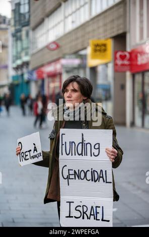 Ein Demonstrant steht vor Pret A Manger mitten in der Fußgängerzone und hält während der Demonstration ein Plakat mit der Aufschrift „Pret A Manger Funding Völkermord Israel“. Demonstranten fordern, dass die Leute Costa Coffee boykottieren. Ihre Muttergesellschaft Coca-Cola betreibt eine Fabrik in der illegalen israelischen Siedlung Atarot in dem Gebiet, das von den Demonstranten als Palästina besetzt angesehen wird. Die Boykott-Desinvestitions- und Sanktionsbewegung (BDS) arbeitet daran, die internationale Unterstützung für Israels Unterdrückung der Palästinenser zu beenden und Israel unter Druck zu setzen, das Völkerrecht einzuhalten Stockfoto