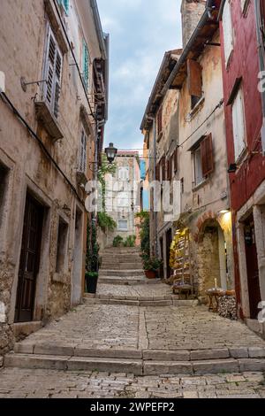 Stadtbild Grisia Straßenblick in Rovinj Kroatien mit gelben Häusern Türen und Rollläden. Stockfoto