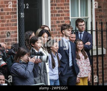 London, Großbritannien. März 2024. Jeremy Hunts Frau Lucia Guo (Lucia Hunt, in weißem Anzug) wird von ihren drei Kindern Jack, Anna, Eleanor außerhalb Nr. 12 begleitet. Sie warten darauf, dass Kanzler Jeremy Hunt die Downing Street 11 mit dem legendären roten Versandkarton mit dem Frühjahrsbudget am Budgettag verlässt. Quelle: Imageplotter/Alamy Live News Stockfoto