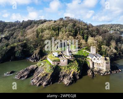 Dartmouth Castle über dem Fluss Dart von einer Drohne, Dartmouth, Kingswear, Devon, England Stockfoto
