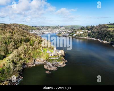 Dartmouth Castle über dem Fluss Dart von einer Drohne, Dartmouth, Kingswear, Devon, England Stockfoto