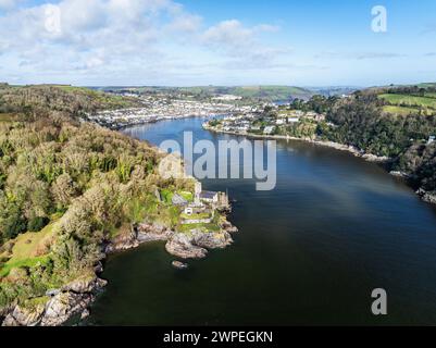 Dartmouth Castle über dem Fluss Dart von einer Drohne, Dartmouth, Kingswear, Devon, England Stockfoto