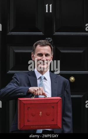 London, Großbritannien. März 2024. Jeremy Hunt, Abgeordneter, Chancellor of the Exchequer, und sein Treasury-Team, vor der Downing Street 11 mit dem berühmten roten Versandkarton, bevor er den Frühjahrshaushalt an das Parlament übergibt. Quelle: Imageplotter/Alamy Live News Stockfoto