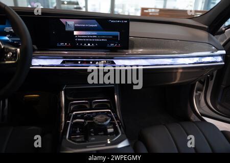 Nahaufnahme Mittelkonsole, bmw 7er Limousine G70 Innenraum, luxuriöse, leistungsstarke bmw i7 vollelektrische Limousine, Elektrofahrzeuge, fortschrittliche Technologie im Autom Stockfoto