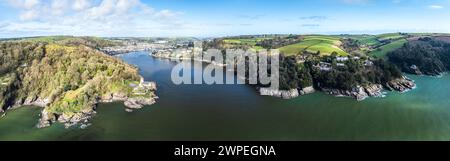 Panorama von Dartmouth Castle und Kingswear Castle über dem Fluss Dart von einer Drohne, Dartmouth, Kingswear, Devon, England Stockfoto