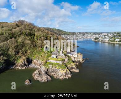Dartmouth Castle über dem Fluss Dart von einer Drohne, Dartmouth, Kingswear, Devon, England Stockfoto