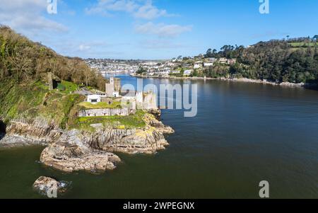Dartmouth Castle über dem Fluss Dart von einer Drohne, Dartmouth, Kingswear, Devon, England Stockfoto