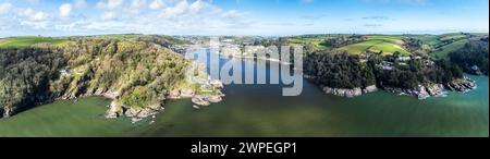 Panorama von Dartmouth Castle und Kingswear Castle über dem Fluss Dart von einer Drohne, Dartmouth, Kingswear, Devon, England Stockfoto