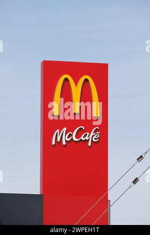 McDonalds McCafe Schild. Dhekelia Road, Voroklini, Larnaka, Zypern. Februar 2024 Stockfoto