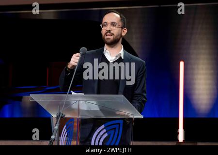 Der in Hannover lehrende Pianist Igor Levit 36, Foto waehrend seiner Rede, nachdem er am 03.03.2024 im Kuerfuerstlichen Schloss in Mainz mit der Buber-Rosenzweig-Medaille 2024 ausgezeichnet wurde Foto vom 03.03.2024. Levit verbinde seine Kunst mit Engagement für eine freie, demokratische Gesellschaft und gegen Antisemitismus, Rassismus und Menschenfeindlichkeit, erklaerte der Deutsche Koordinierungsrat für Christlich-Juedische Zusammenarbeit in Bad Nauheim. Siehe epd-Meldung vom 03.03.2024 NUR REDAKTIONELLE VERWENDUNG *** Hannover-Pianist Igor Levit 36, Foto während seiner Rede nach Auszeichnung Stockfoto