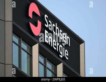 Dresden, Deutschland. März 2024. Das Sachsen Energie Logo und Schriftzug sind am Firmensitz der AG zu sehen. Robert Michael/dpa/Alamy Live News Stockfoto