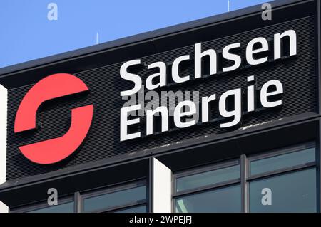 Dresden, Deutschland. März 2024. Das Sachsen Energie Logo und Schriftzug sind am Firmensitz der AG zu sehen. Robert Michael/dpa/Alamy Live News Stockfoto