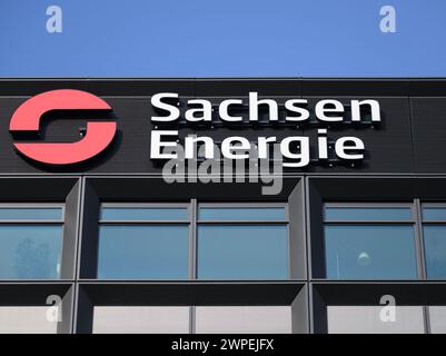 Dresden, Deutschland. März 2024. Das Sachsen Energie Logo und Schriftzug sind am Firmensitz der AG zu sehen. Robert Michael/dpa/Alamy Live News Stockfoto