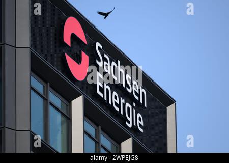 Dresden, Deutschland. März 2024. Das Sachsen Energie Logo und Schriftzug sind am Firmensitz der AG zu sehen. Robert Michael/dpa/Alamy Live News Stockfoto