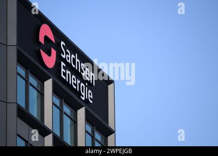 Dresden, Deutschland. März 2024. Das Sachsen Energie Logo und Schriftzug sind am Firmensitz der AG zu sehen. Robert Michael/dpa/Alamy Live News Stockfoto