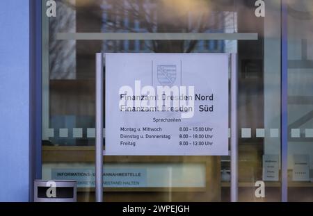 Dresden, Deutschland. März 2024. Blick auf den Eingang bei der Steuerbehörde Dresden Nord und Dresden Süd. Robert Michael/dpa/Alamy Live News Stockfoto