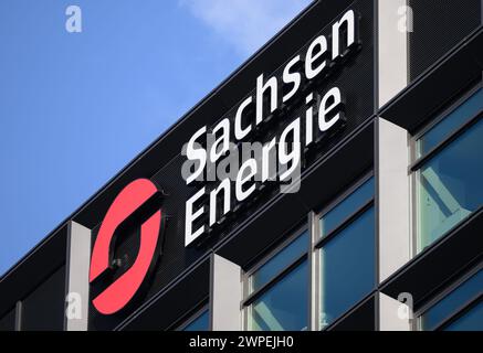 Dresden, Deutschland. März 2024. Das Sachsen Energie Logo und Schriftzug sind am Firmensitz der AG zu sehen. Robert Michael/dpa/Alamy Live News Stockfoto