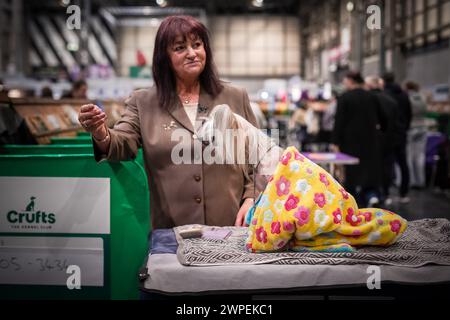 Birmingham, Großbritannien. März 2024. Crufts 2024: Tag 1 der weltberühmten Hundeshow im NEC in Birmingham. Mehr als 25.000 Hunde und 166.000 Fans werden während der dreitägigen Show besuchen, bevor Best in Show am letzten Tag ausgezeichnet wird. Guy Corbishley/Alamy Live News Stockfoto