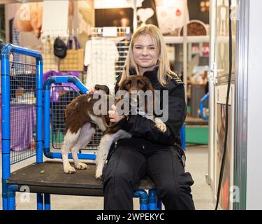 Crufts 2024 entdecken Sie Hunde, Hunde in der Gegend Stockfoto