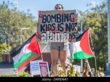 Christchurch, Neuseeland. März 2024. David Seymour, Parteichef der New Zealand Act Party, trifft auf palästinensische Demonstranten, die Flaggen schwenken, singen und Töpfe und Pfannen knallen, um das Hungertod in Gaza zu symbolisieren, während er an einem Treffen in Business Canterbury teilnimmt. (Kreditbild: © PJ Heller/ZUMA Press Wire) NUR REDAKTIONELLE VERWENDUNG! Nicht für kommerzielle ZWECKE! Stockfoto