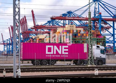 Hamburger Hafen, Waltershofer Hafen, Containerschiffe, LKW bringen und holen Frachtcontainer vom und zum HHLA Containerterminal Burchardkai, Hamburg, Deutschland Containertransport *** Hafen Hamburg, Waltershofer Hafen, Containerschiffe, LKW bringen und holen Frachtcontainer zum und vom HHLA Containerterminal Burchardkai, Hamburg, Deutschland Containertransport Stockfoto