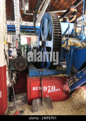 Porto Da Cruz, Portugal. März 2023. Die Maschinen werden in der traditionellen Zuckerrohrmühle Companhia dos Engenhos do Norte in Porto da Cruz an der Nordküste der Atlantikinsel Madeira betrieben. Hier wird Zuckerrohr zu Rum, Aguardiente verarbeitet. In der Produktionsstätte befinden sich Maschinen, von denen einige über 100 Jahre alt sind. Quelle: Beate Schleep/dpa/Alamy Live News Stockfoto